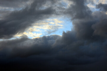 Obraz premium storm clouds timelapse, dark stormy sky with clouds for background