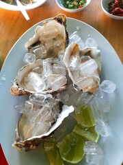 oysters with lemon