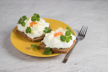 A diet breakfast of baked toast with beaten eggs. French aristocrats ' breakfast