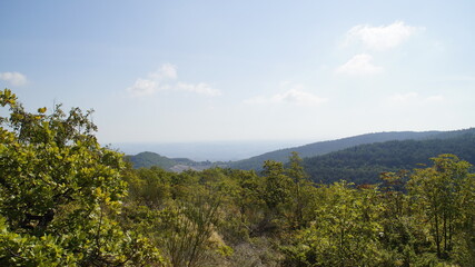Fototapeta na wymiar Vista dal sentiero sui monti delle Cesane nelle Marche