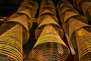 Tiras de incienso colgadas en el techo de un templo budista en Asia. - obrazy, fototapety, plakaty