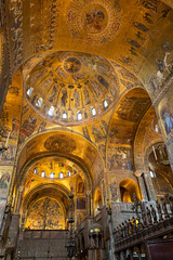 Fototapeta na wymiar Interior de la catedral de San Marcos en Venecia.