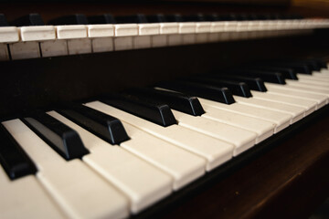 Naklejka premium Close up of old piano keyboard.