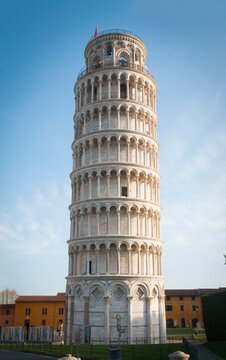 Frontal view of the leaning tower of Pisa