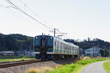 春の内房線を走る電車