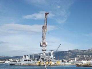 großer Hafenkran im Hafen von Toulon, Frankreich