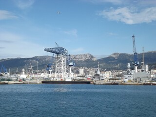 Kräne im Hafen von Toulon, Frankreich