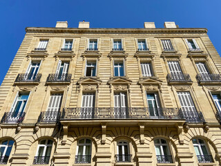 Fototapeta na wymiar Façade d'immeuble ancien à Bordeaux, Gironde