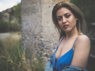 Naklejka premium portrait of a woman with blue dress