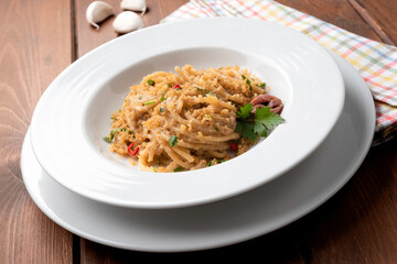 Deliziosi spaghetti al pangrattato, acciughe e peperoncino, Cucina Italiana