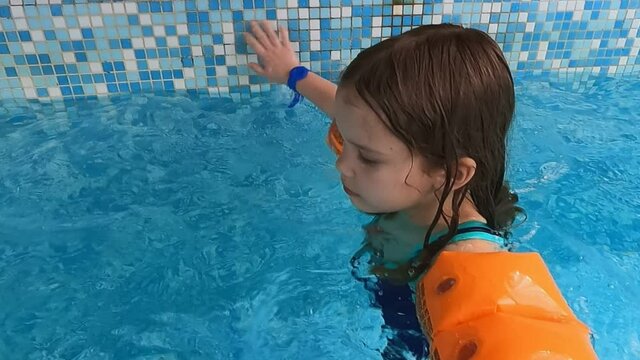 the in armbands learns to swim