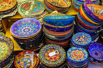 Fototapeta premium Many colorful souvenir plates for sale at the bazaar in Turkey