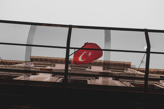 Flagge der Türkei weht hinter Gitterzaun