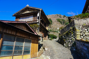 七面山山麓の宿場町「赤沢宿」の街並み