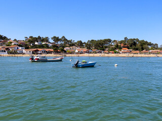 Fototapeta na wymiar Bateaux de pêche sur le bassin d’Arcachon, Gironde