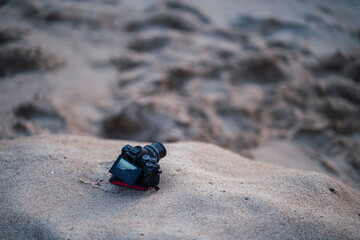 Camara en la arena realizando fotos al atardecer en la playa