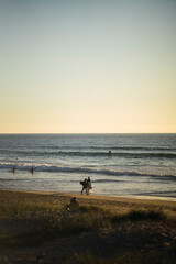 Fototapeta na wymiar Siluetas de surfistas en la playa de El palmar en cadiz