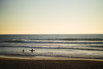 Fototapeta na wymiar Siluetas de surfistas en la playa de El palmar en cadiz