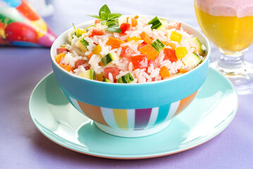 Arroz colorido com legumes comida pra criança