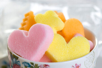 Confeito coloridos de açúcar em forma de coração