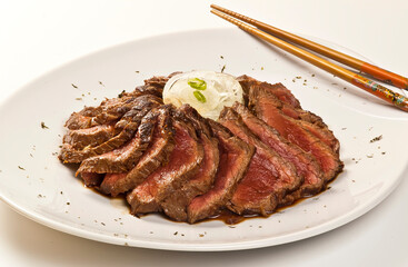 carne assada e fatiada tradicional japonesa