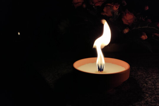 Znicz płomień Święto Zmarłych gr&oacute;b poch&oacute;wek ogień iskra 