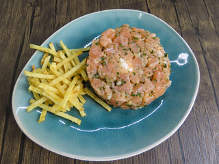 Tartare de saumon et frites sur une assiette