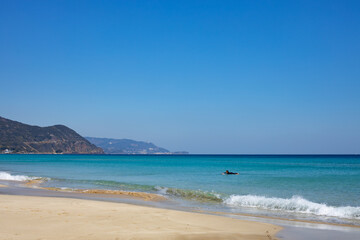 Fototapeta na wymiar 快晴の日の透き通った海と白い砂浜