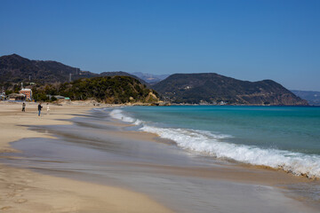 快晴の日の透き通った海と白い砂浜