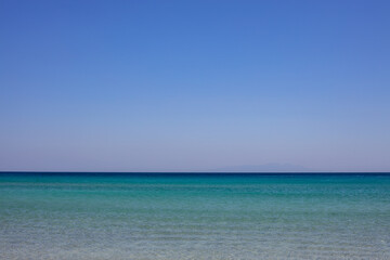 Fototapeta na wymiar 青い空と澄んだ海