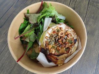 Camembert frit et salade à emporter