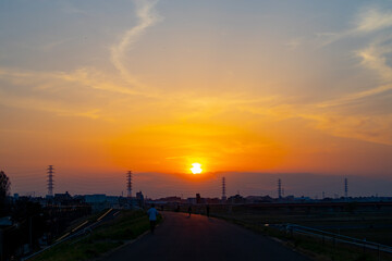 流れた雲がある夕焼け空