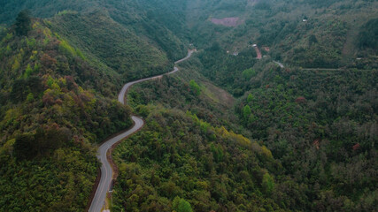 Carreteras extremas y curvadas que atraviesan las monta&ntilde;as en una sierra de M&eacute;xico