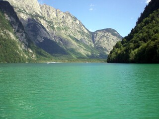 Paisagem do lago Königsee no parque nacional de Berchtesgaden / Alemanha