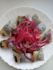 herring slices with red onion
