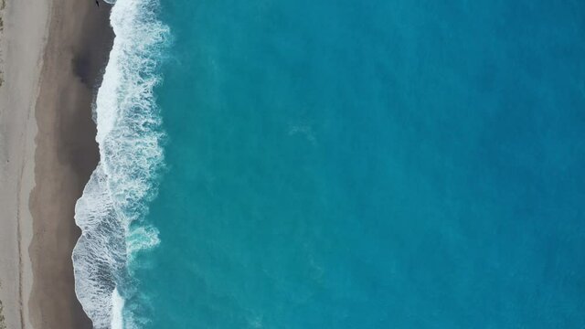 Vista verticale mare in tempesta
