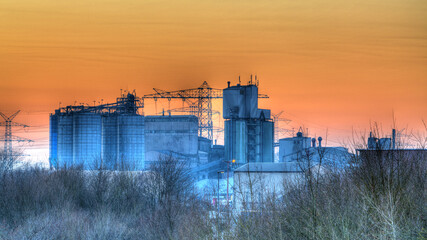 Fototapeta na wymiar Sonnenuntergang über Fabrik