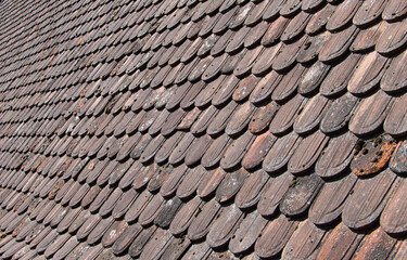 Nahaufnahme eines alen Schindeldaches