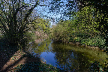 Fototapeta na wymiar chemin de randonnée, rivière, L’Orge, Juvisy sur Orge, Essonne, 91
