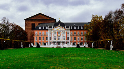 Fototapeta na wymiar Kurfürstliches Palais mit einem schönen Garten im Herbst