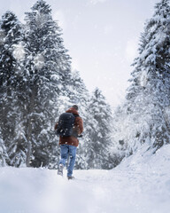 Fototapeta na wymiar Homme de dos marchant dans la neige
