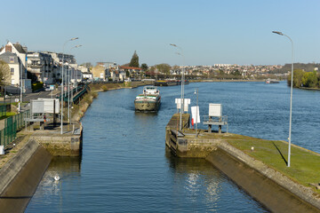 Fototapeta premium La Seine, écluse, Ablon sur Seine, Val de Marne, 94480