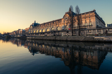 Fototapeta premium Paris palais d’Orsay vue de la seine soleil levant et reflet
