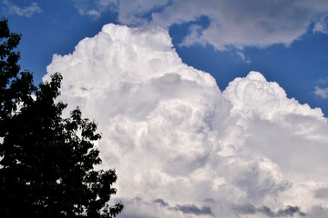 Obraz premium Mächtige Gewitterwolken türmen sich in den Himmel