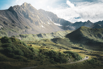 Fototapeta premium Voiture sur route montagne alpes