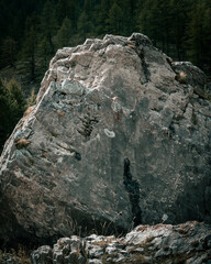 gros rocher en montagne dans les alpes