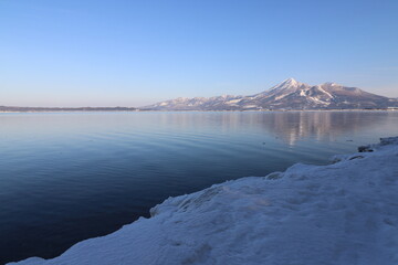 Fototapeta na wymiar 福島県の猪苗代湖のしぶき氷と磐梯山