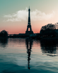 Fototapeta na wymiar tour Eiffel reflet sur seine au lever de soleil