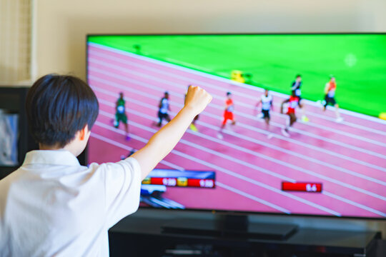 テレビ観戦 Images Browse 3 Stock Photos Vectors And Video Adobe Stock
