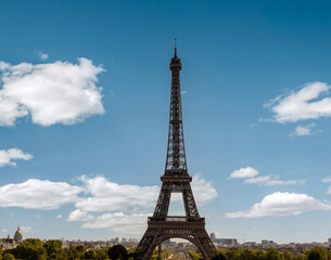 Fototapeta na wymiar Torre Eiffel vista desde la ciudad